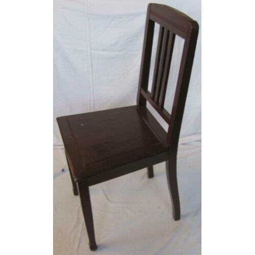 Oude antieke stoel. Bruine stoel. Houten stoel. Brocante