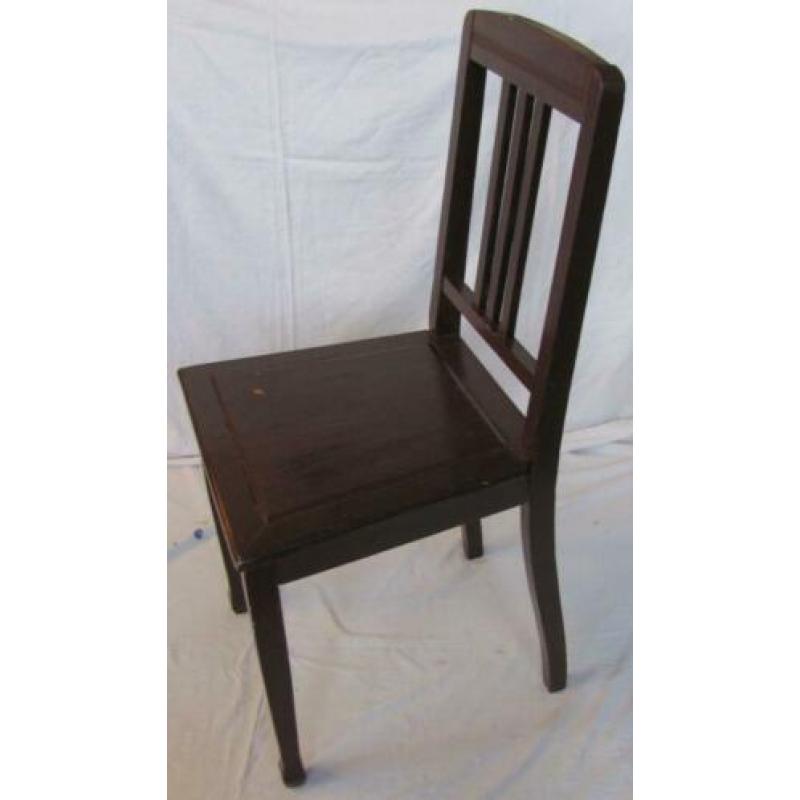 Oude antieke stoel. Bruine stoel. Houten stoel. Brocante