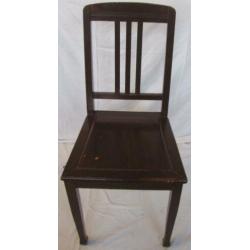 Oude antieke stoel. Bruine stoel. Houten stoel. Brocante