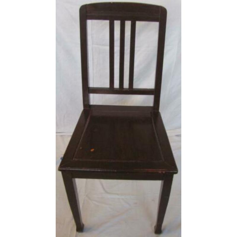 Oude antieke stoel. Bruine stoel. Houten stoel. Brocante