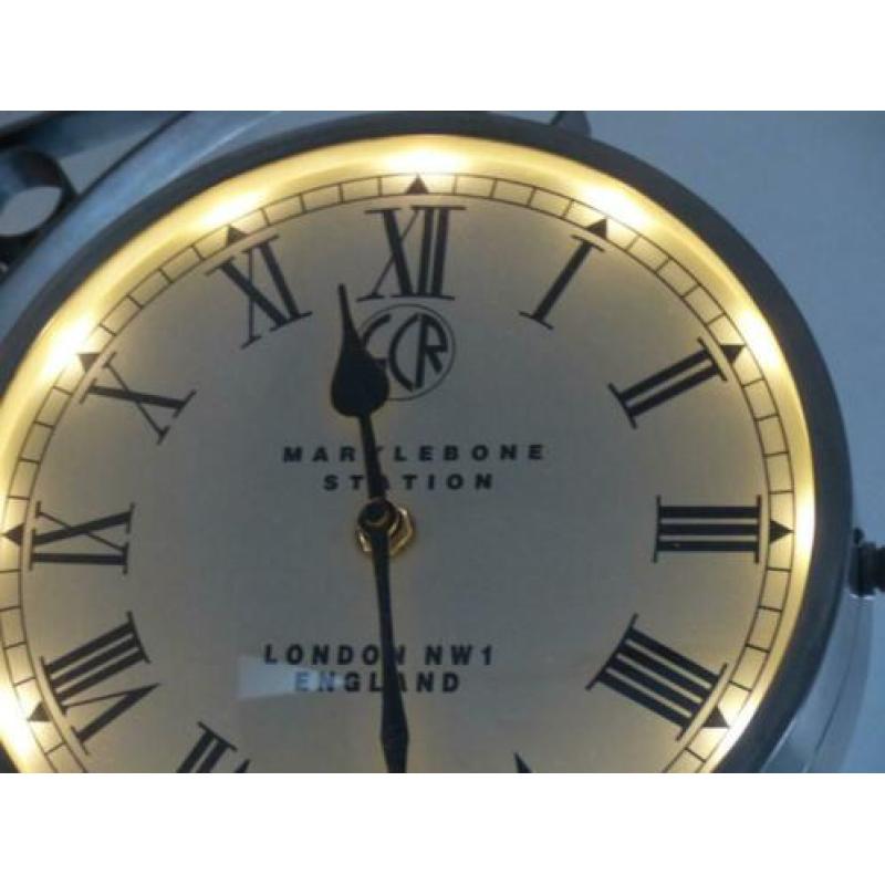 Wandklok, Klassieke Zilver kleurig, 25 cm. met verlichting.