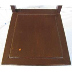 Oude antieke stoel. Bruine stoel. Houten stoel. Brocante