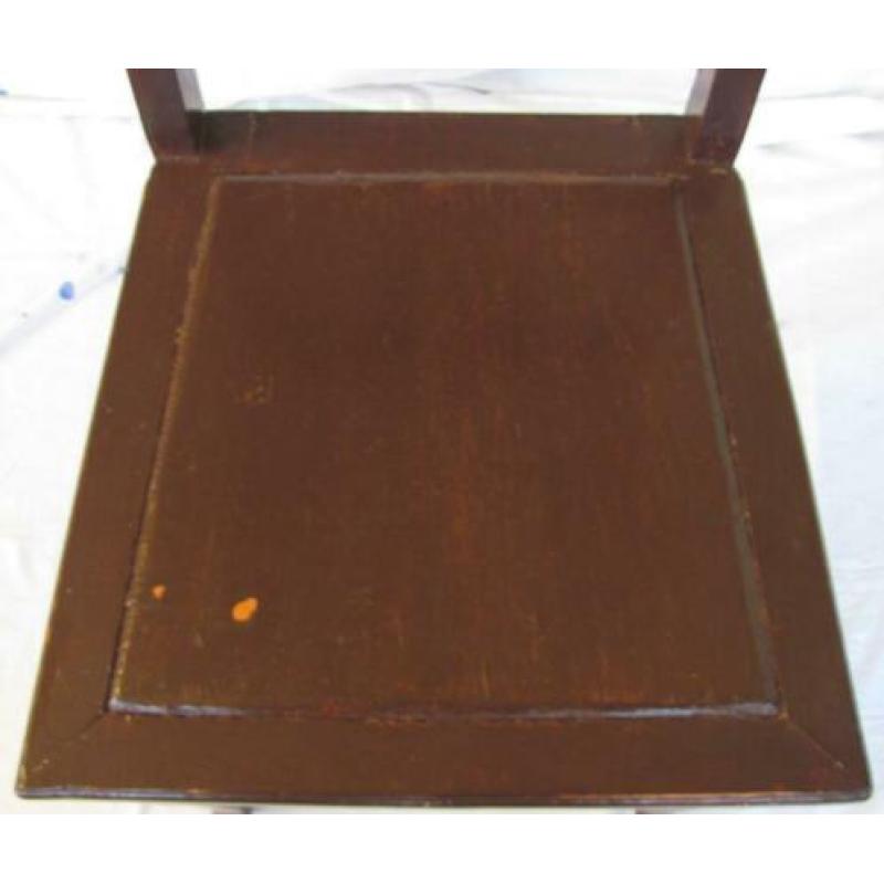 Oude antieke stoel. Bruine stoel. Houten stoel. Brocante