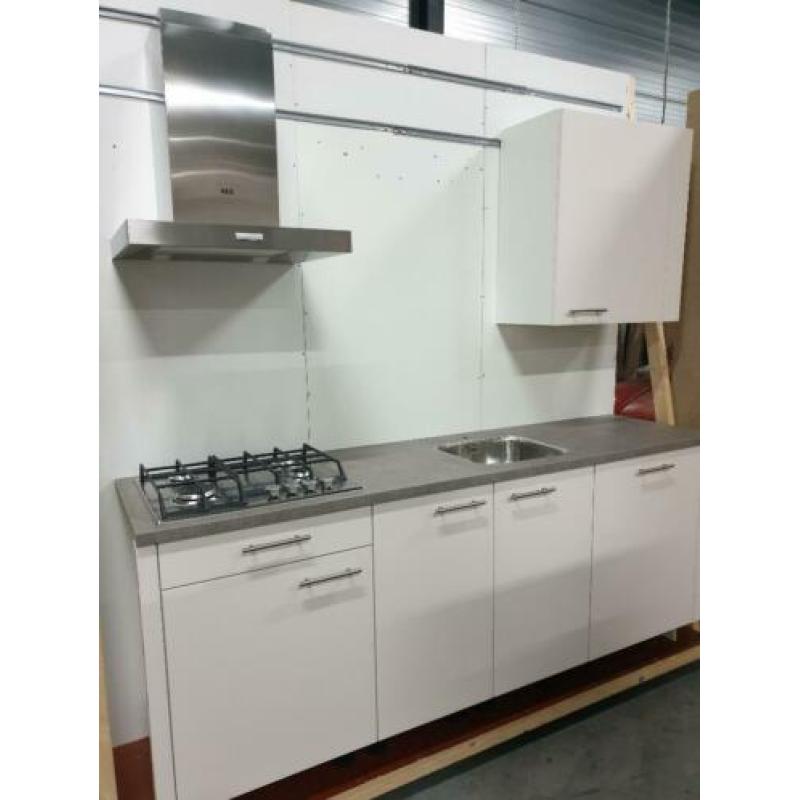 INNOVARE KEUKENS: Keller Keuken SPLINTERNIEUW ca. 225 cm !