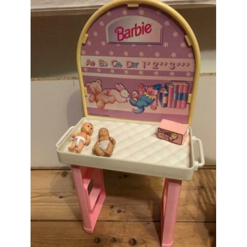 Barbie Verzorgingstafel incl baby's