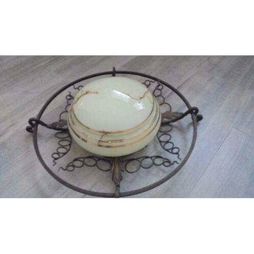 oude plafonlamp met glazen bollamp