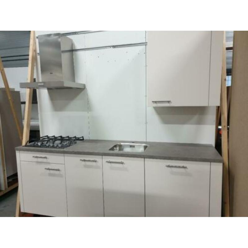 INNOVARE KEUKENS: Keller Keuken SPLINTERNIEUW ca. 225 cm !
