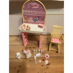 Barbie Verzorgingstafel incl baby's
