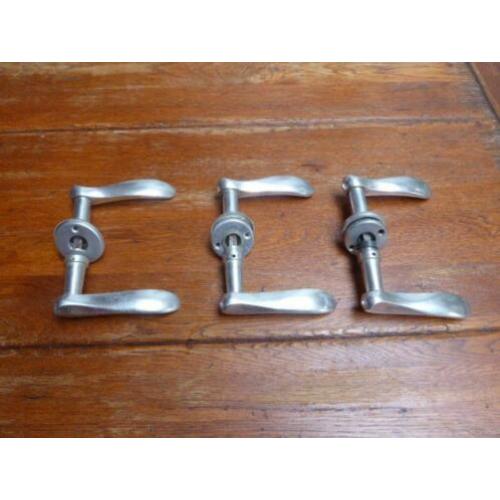 3 paar metalen art deco deurklinken