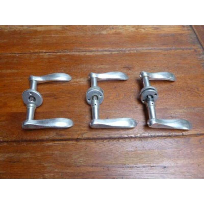 3 paar metalen art deco deurklinken