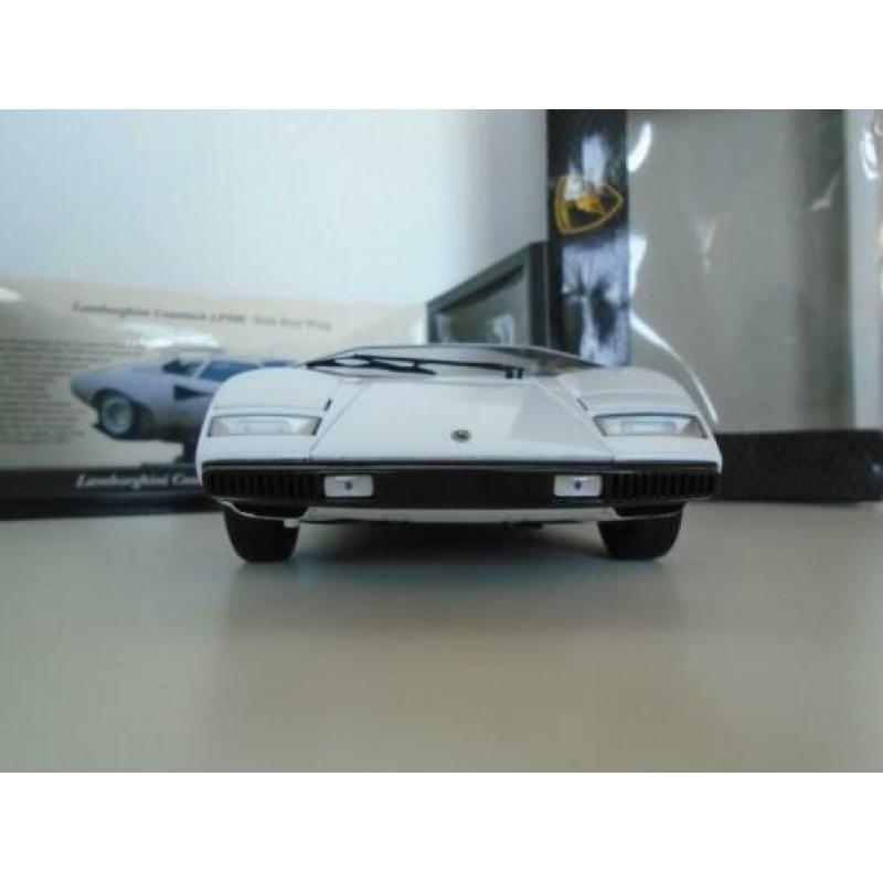 Lamborghini Countach met dakvleugel 1:18 Kyosho