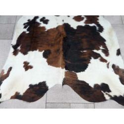 Grote 3-kleurige koeienhuid, te koop in "Jacquies" webshop..