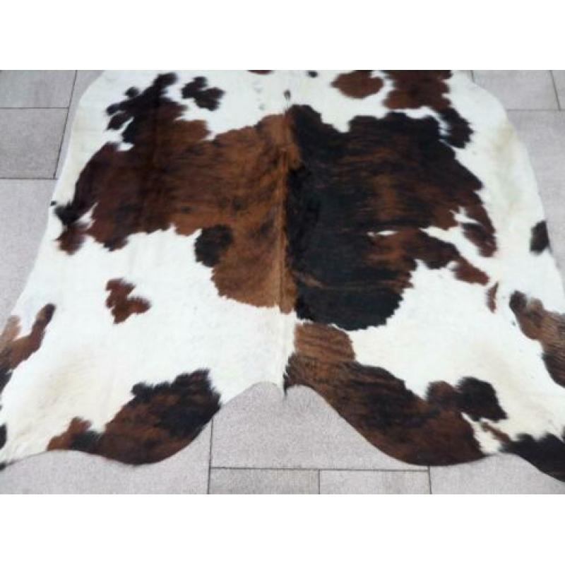 Grote 3-kleurige koeienhuid, te koop in "Jacquies" webshop..