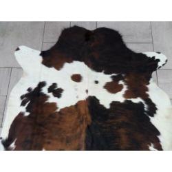 Grote 3-kleurige koeienhuid, te koop in "Jacquies" webshop..