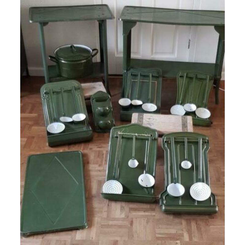 Groen emaille set met lepelrekken / tafeltjes etc.