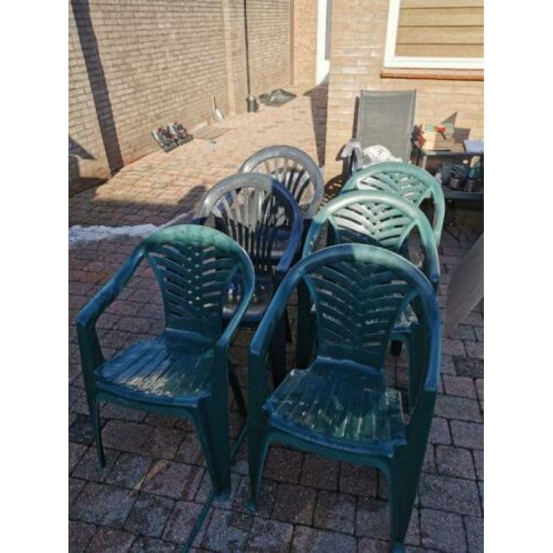 6 nette stapelbare tuinstoelen kunststof 2 blauw en 4 groen
