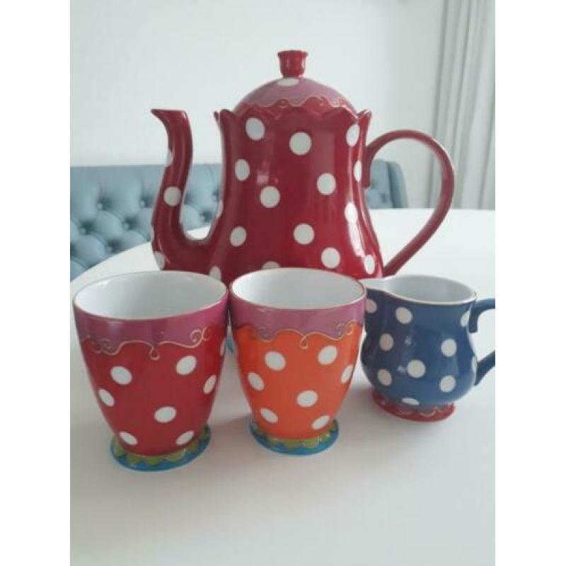 Theepot melkkannetje kopjes Douwe Egberts Oilili