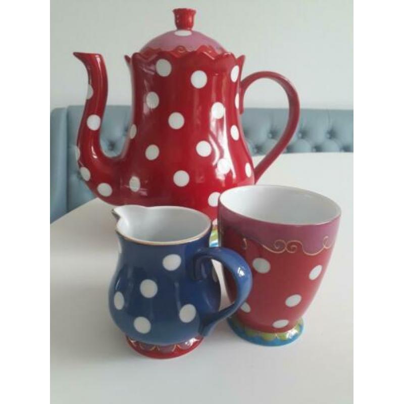Theepot melkkannetje kopjes Douwe Egberts Oilili