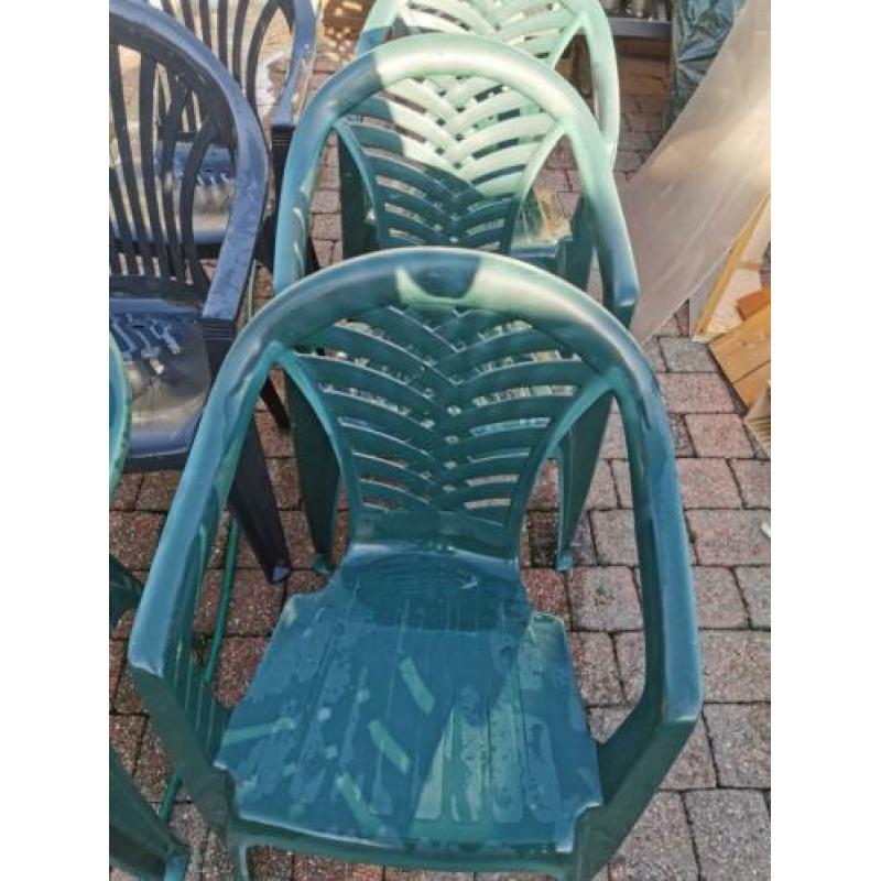 6 nette stapelbare tuinstoelen kunststof 2 blauw en 4 groen