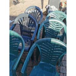 6 nette stapelbare tuinstoelen kunststof 2 blauw en 4 groen