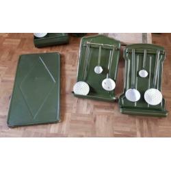 Groen emaille set met lepelrekken / tafeltjes etc.