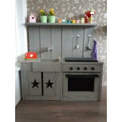 Speelkeuken van steigerhout met veel accessoires