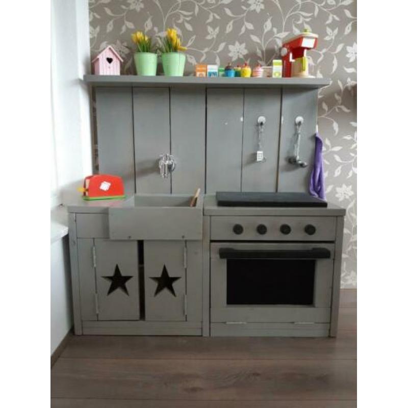 Speelkeuken van steigerhout met veel accessoires