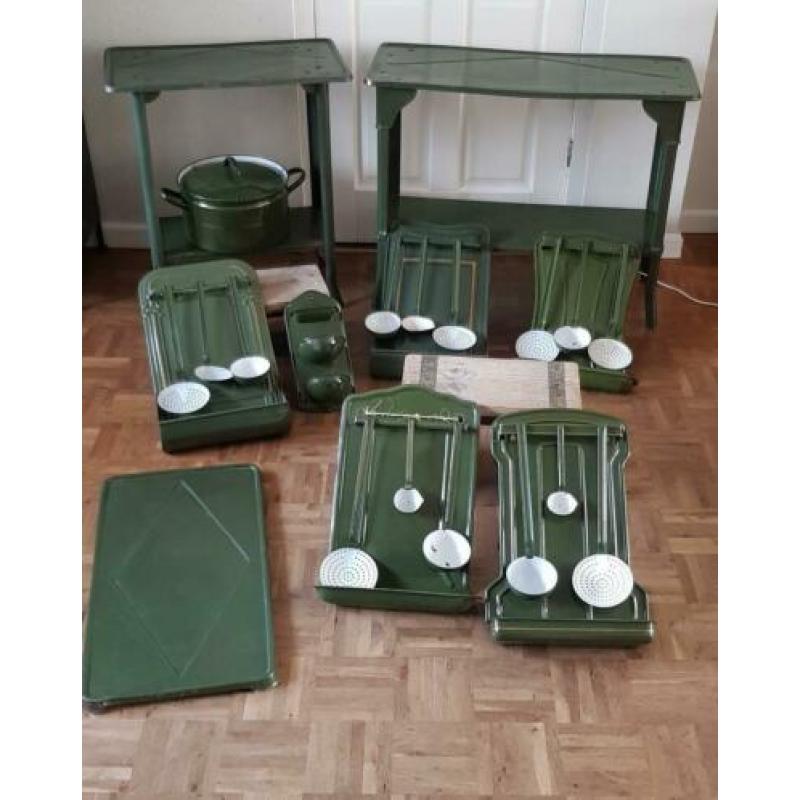 Groen emaille set met lepelrekken / tafeltjes etc.