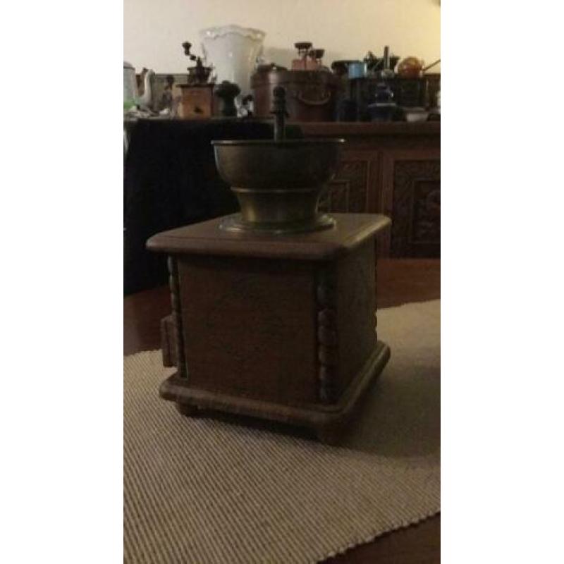 Antieke koffiemolen. Pst 20 euro