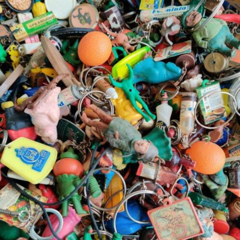 Sleutelhangers halve krat vol
