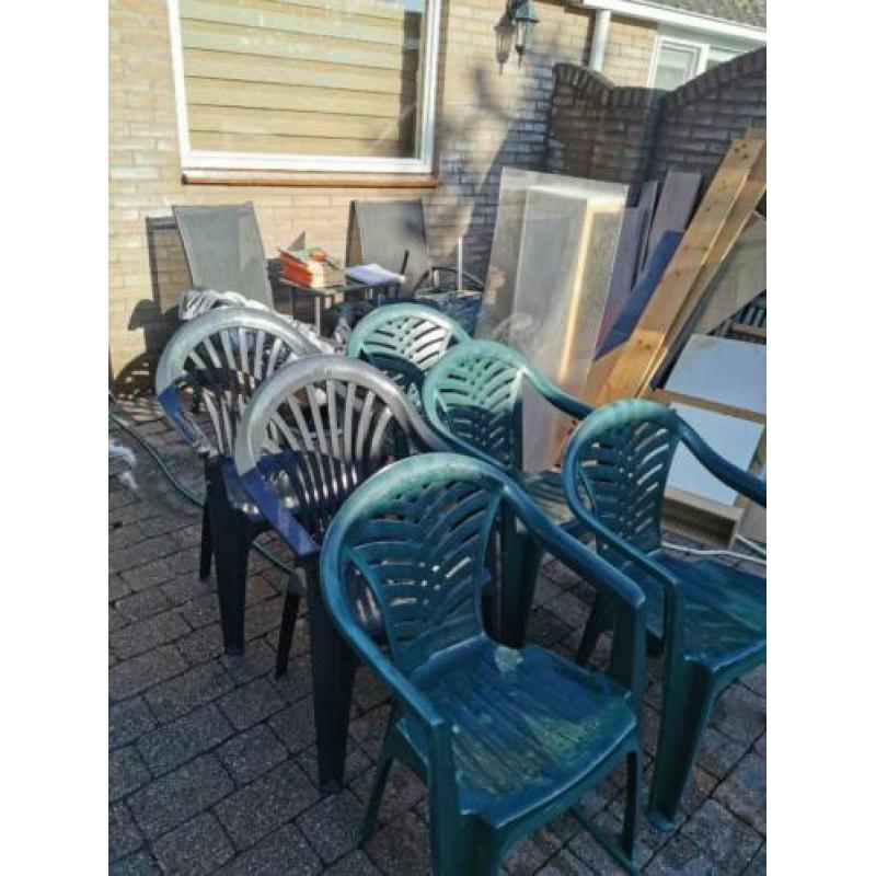 6 nette stapelbare tuinstoelen kunststof 2 blauw en 4 groen