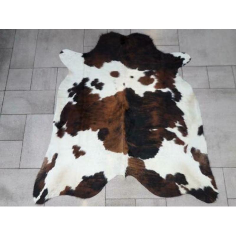 Grote 3-kleurige koeienhuid, te koop in "Jacquies" webshop..