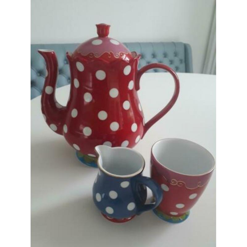 Theepot melkkannetje kopjes Douwe Egberts Oilili