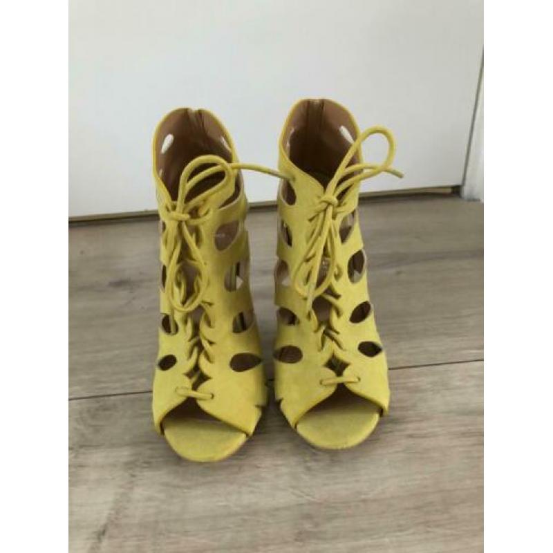 Gele cut out pumps PRIMARK - maat 38