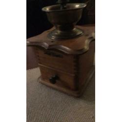 Antieke koffiemolen. Pst 20 euro