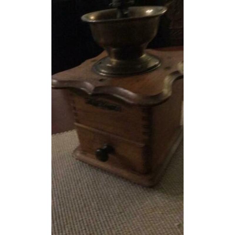 Antieke koffiemolen. Pst 20 euro