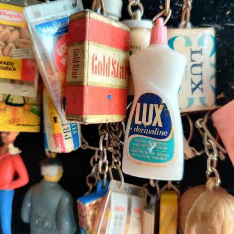 Sleutelhangers halve krat vol