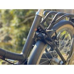 Meisjes fiets, Batavus CNCTD. Mat-zwart met roze.