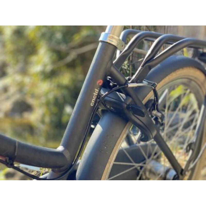 Meisjes fiets, Batavus CNCTD. Mat-zwart met roze.