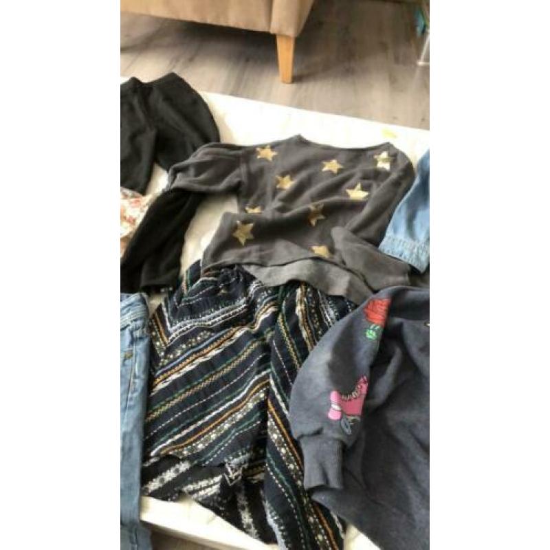Zak met kleren*sandaal en slipper. Maat 128