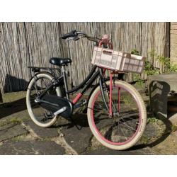 Meisjes fiets, Batavus CNCTD. Mat-zwart met roze.