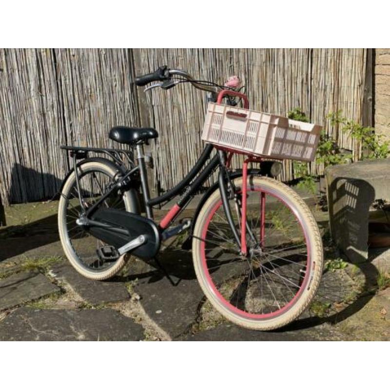 Meisjes fiets, Batavus CNCTD. Mat-zwart met roze.