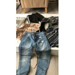 Zak met kleren*sandaal en slipper. Maat 128