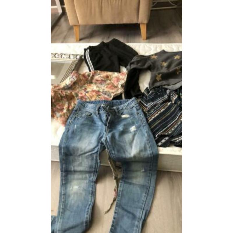 Zak met kleren*sandaal en slipper. Maat 128
