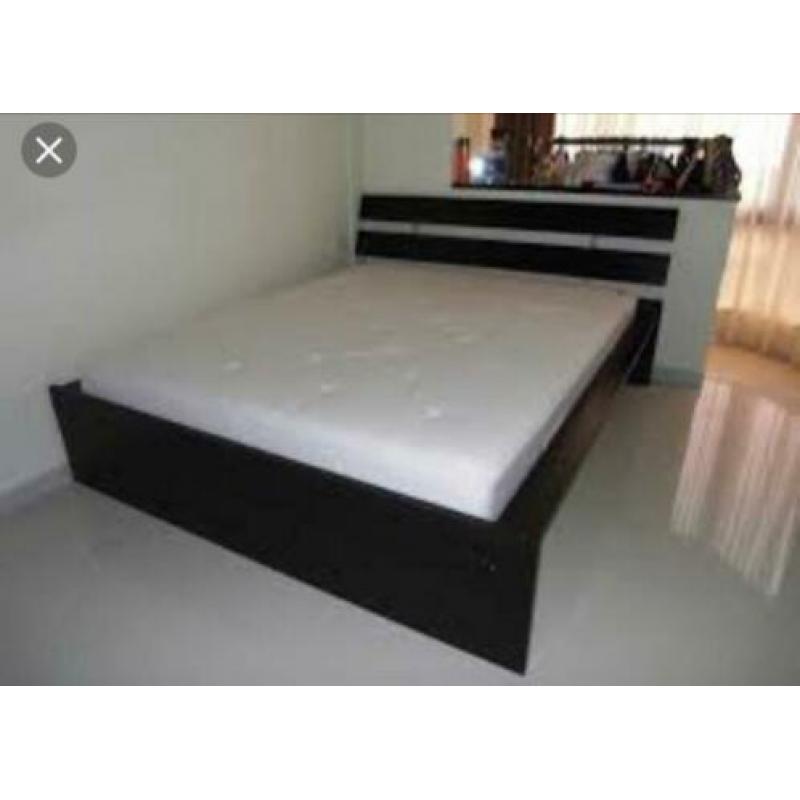 Bed 160x200 met 2 verstelbare lattenbodems en 2 matrassen