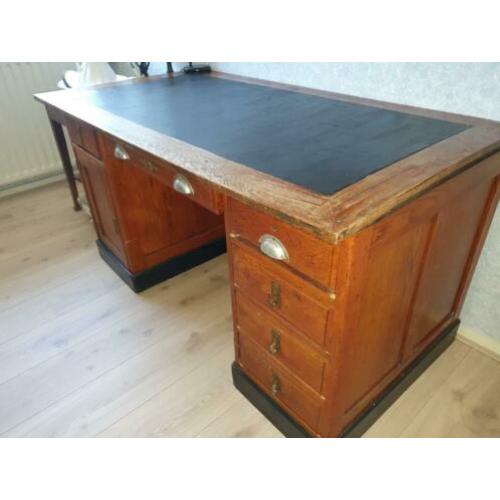Klassiek bureau. Met gebruikssporen.