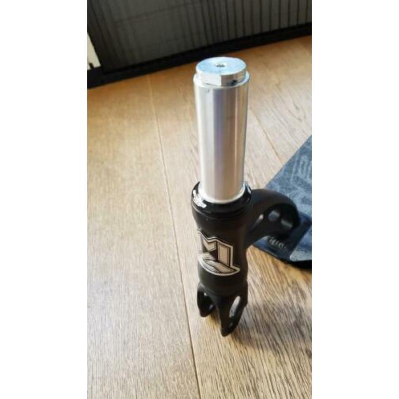 Mgp vx5 team stuntstep deck met fsa headset + mgp vork zwart