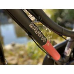 Meisjes fiets, Batavus CNCTD. Mat-zwart met roze.