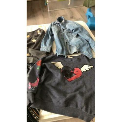 Zak met kleren*sandaal en slipper. Maat 128