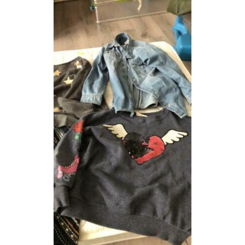 Zak met kleren*sandaal en slipper. Maat 128